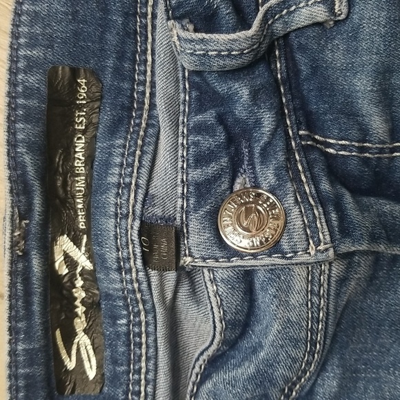 Seven7 Women's Ankle Skinny adorned with Pearl's and distressed knees - Picture 3 of 7